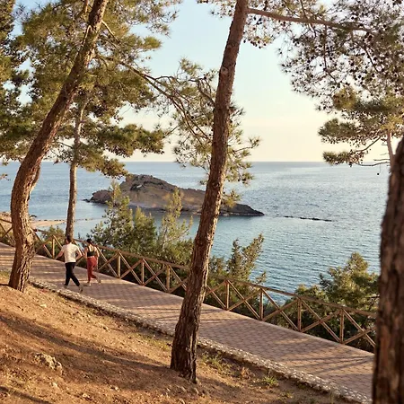 White Rocks Kefalonia Hotell 4*